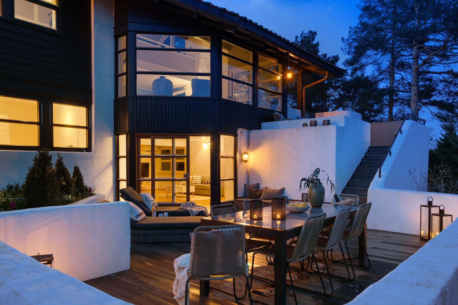 Hvitmalt mur med avrundede hjørner gir utearealene et snev av sydlandsk preg. Galleribilde