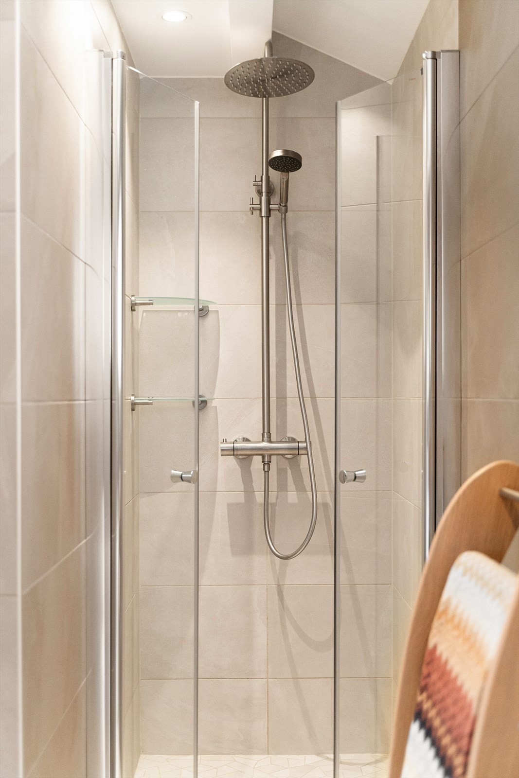 Med både dusjnisje og badekar byr badet i første etasje på komfort og valgfrihet. Galleribilde