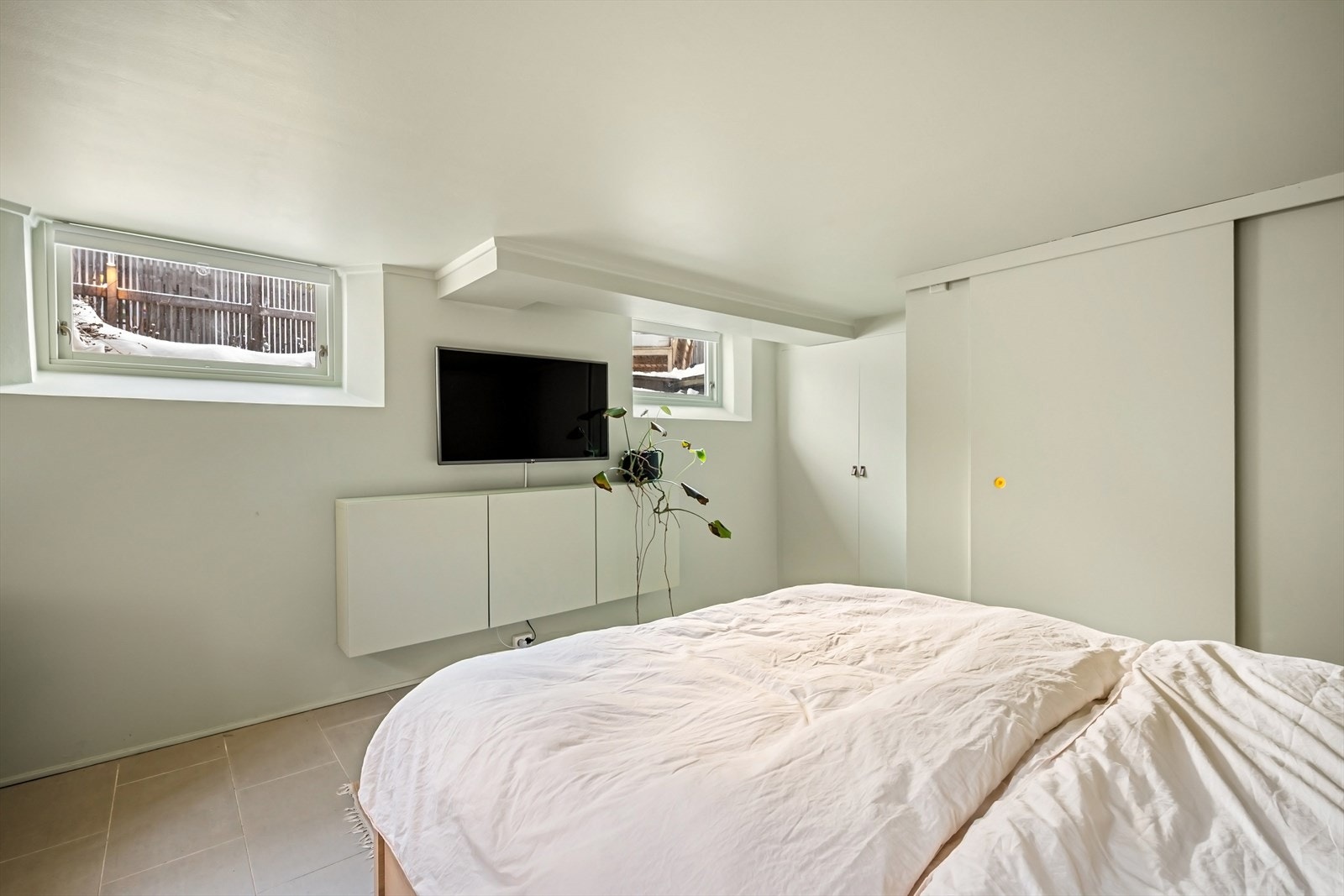 Etasjen gir boligen stor fleksibilitet og mange bruksmuligheter. Rommet ned fremstår svært moderne, perfekt for gjester. Galleribilde