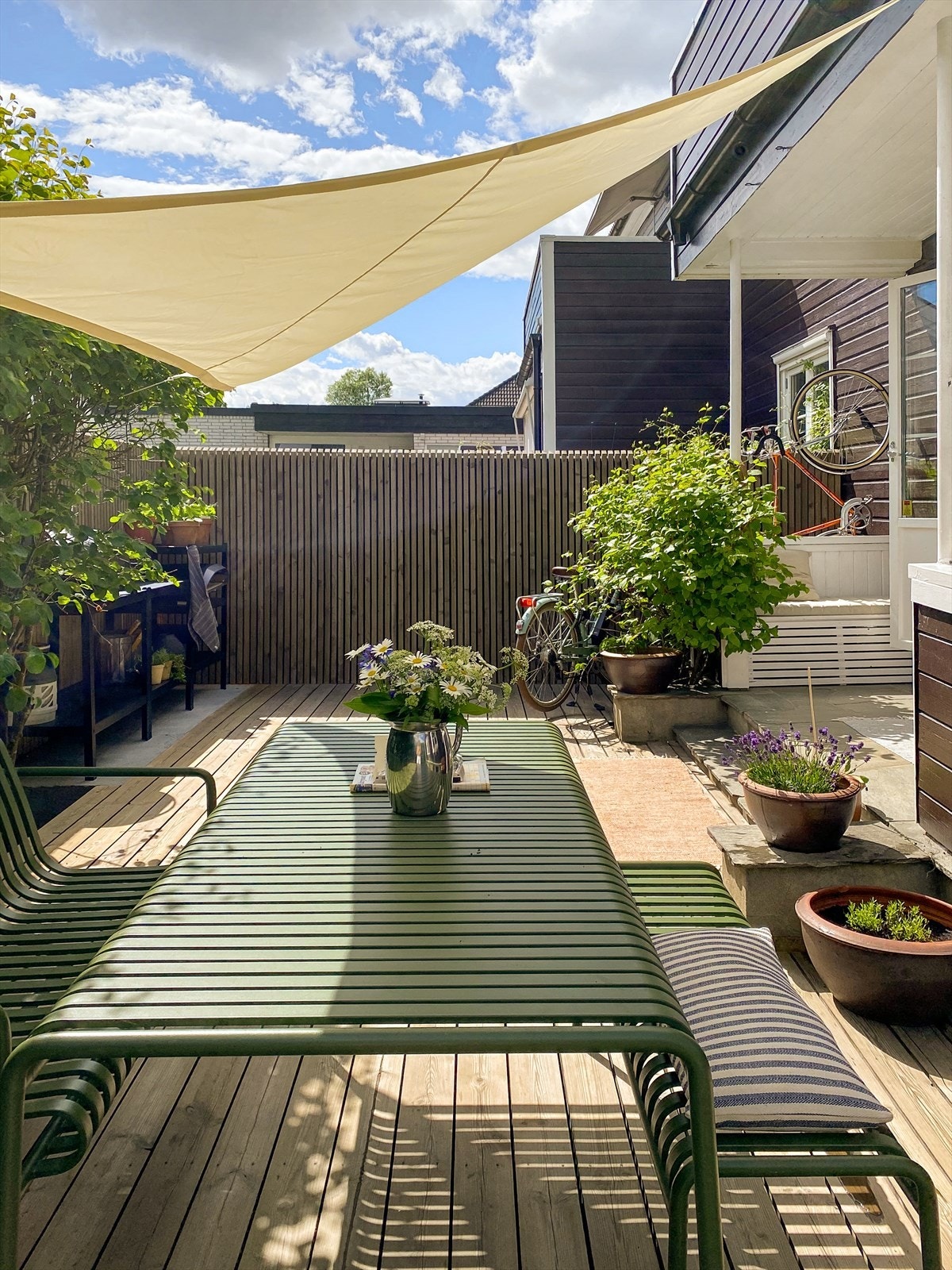 Selgers egne sommerbilder - Her kan du nyte frodig grønn hage med både gress og platting. Utekjøkken med plass til flere grill. Egen inngang til hage Galleribilde