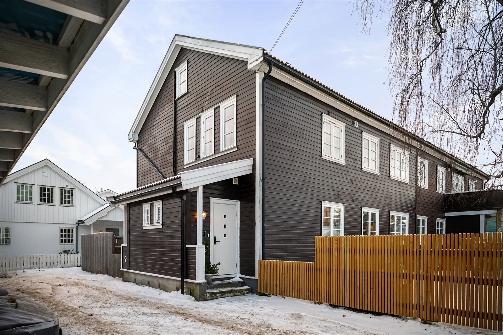 Eiendommen ligger attraktivt og solrikt til i et barnevennlig og veletablert område på Vestre Holmen ved Gressbanen. Her bor du i et hyggelig nabolag preget av villabebyggelse og en god miks av familier i ulike aldre. Galleribilde