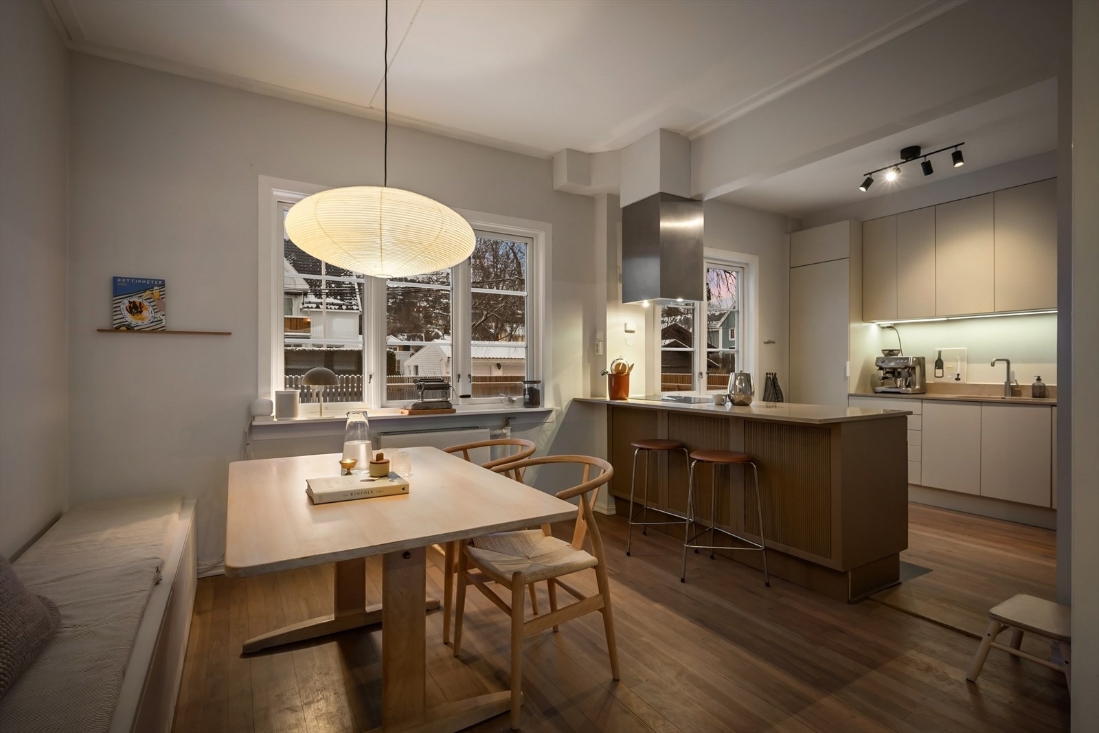 Kjøkkenet har god plass til et romslig spisebord, som gir fine rammer for både hverdagsmåltider og sosiale sammenkomster. Galleribilde