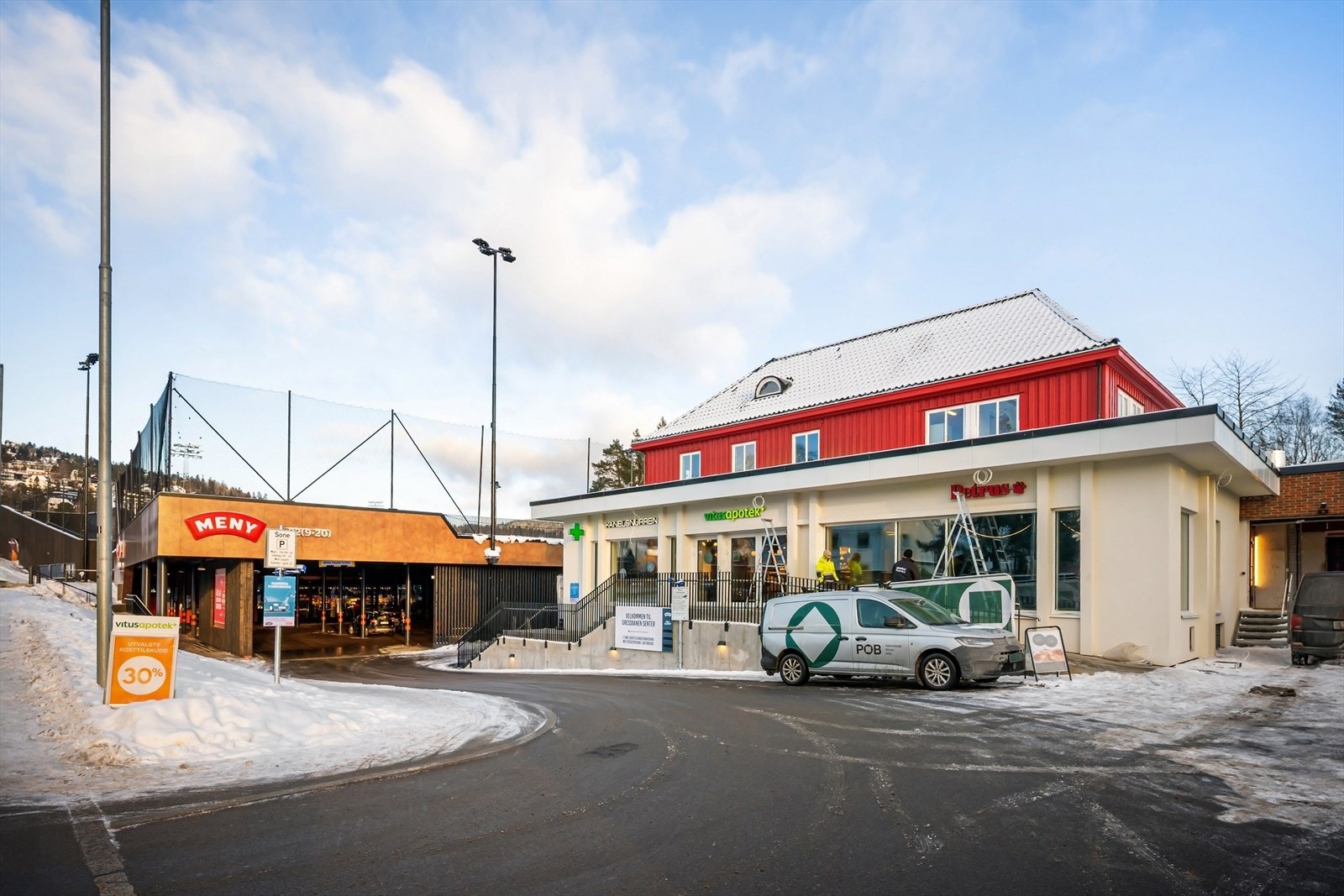 Leiligheten ligger med umiddelbar nærhet til alt du trenger i hverdagen. Dagligvarebutikker som Meny, helt nytt apotek og helt ny kafe i Holmenkollveien. Joker Holmenhavna og Rema 1000 i Stasjonsveien ligger bare få minutter unna. Galleribilde