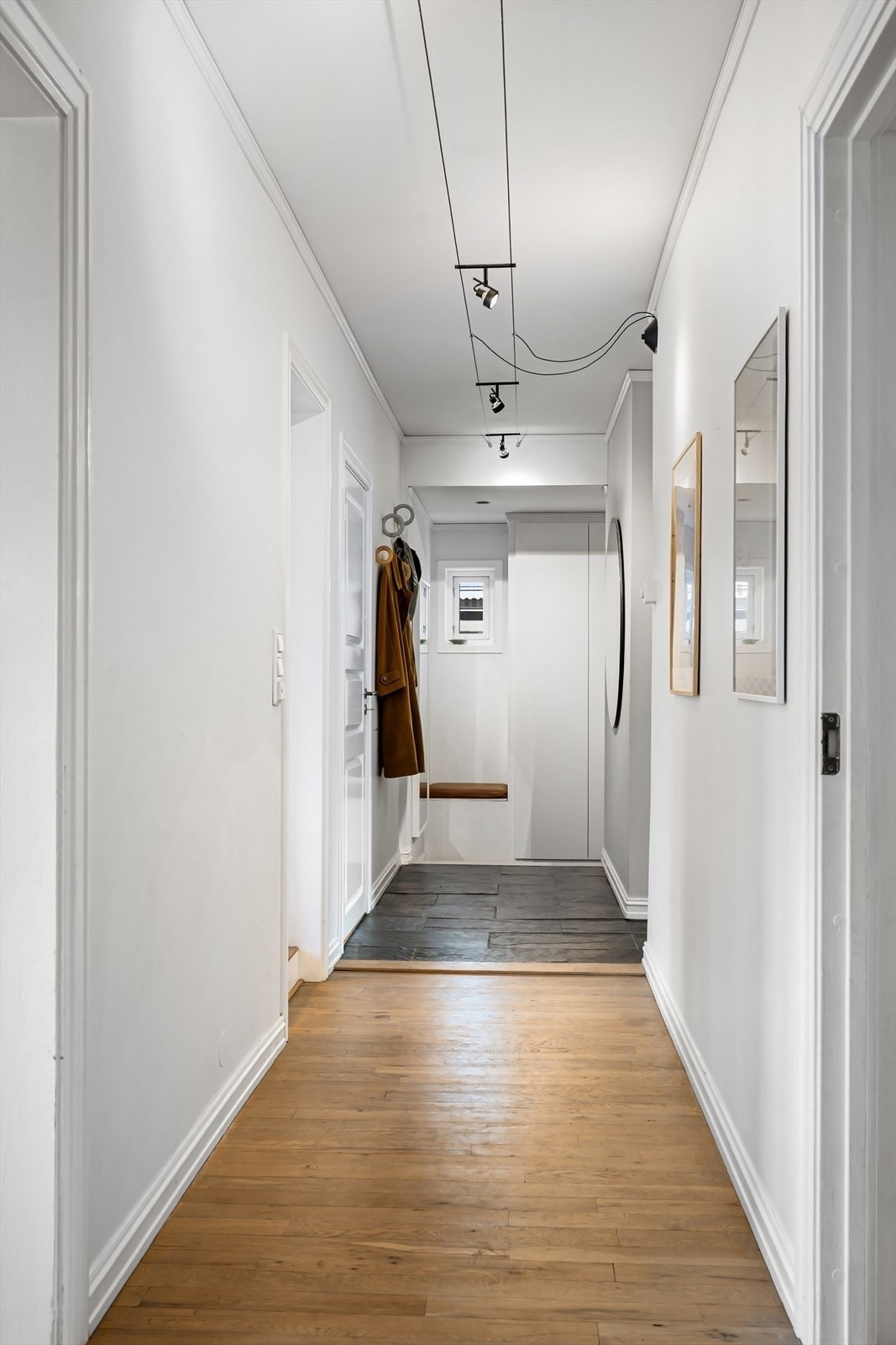 Boligen ønskes velkommen via en praktisk og romslig entré med god plass til yttertøy og sko. Gulvet er flislagt, noe som er både slitesterkt og funksjonelt i en familiehverdag. Galleribilde