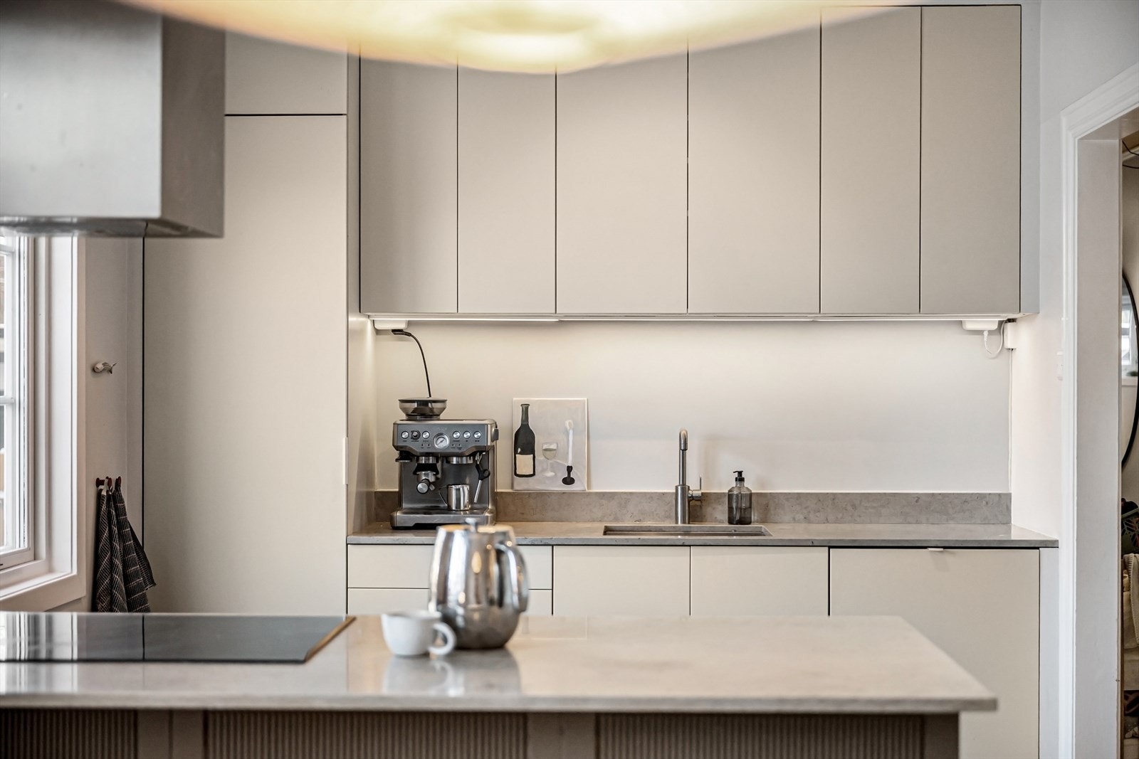 Det er integrerte hvitevarer bestående av induksjonstopp, stekeovn, oppvaskmaskin og kjøl/frys. Galleribilde