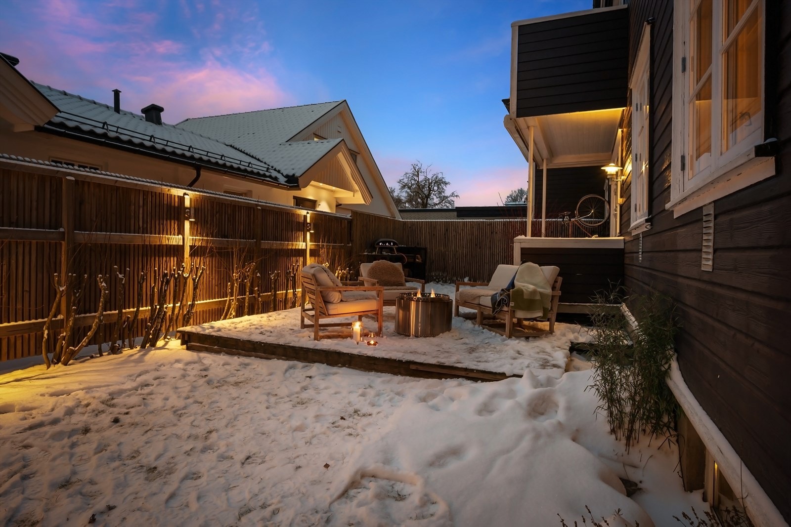 Fra stuen og inngang er det utgang til en romslig uteområde på hele 40 kvm. Galleribilde