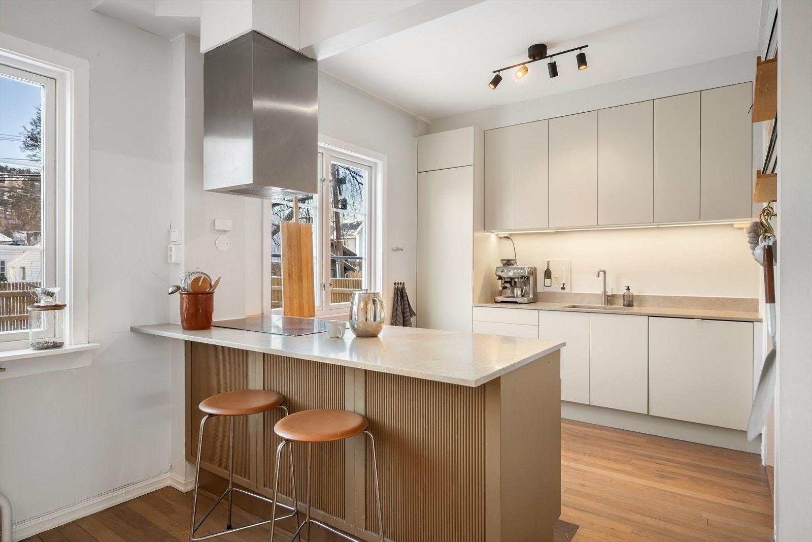 Boligen er jevnlig oppgradert med flere moderne tiltak inne og ute, samt viktige tekniske oppgraderinger i sameiet. Galleribilde