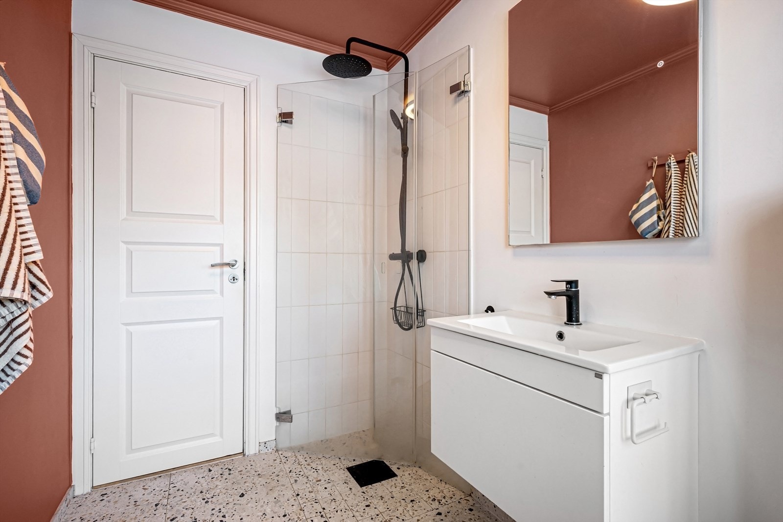 Baderommet har varmekabler i gulvstøp og blir ventilert via friskluftsventil i yttervegg. Galleribilde