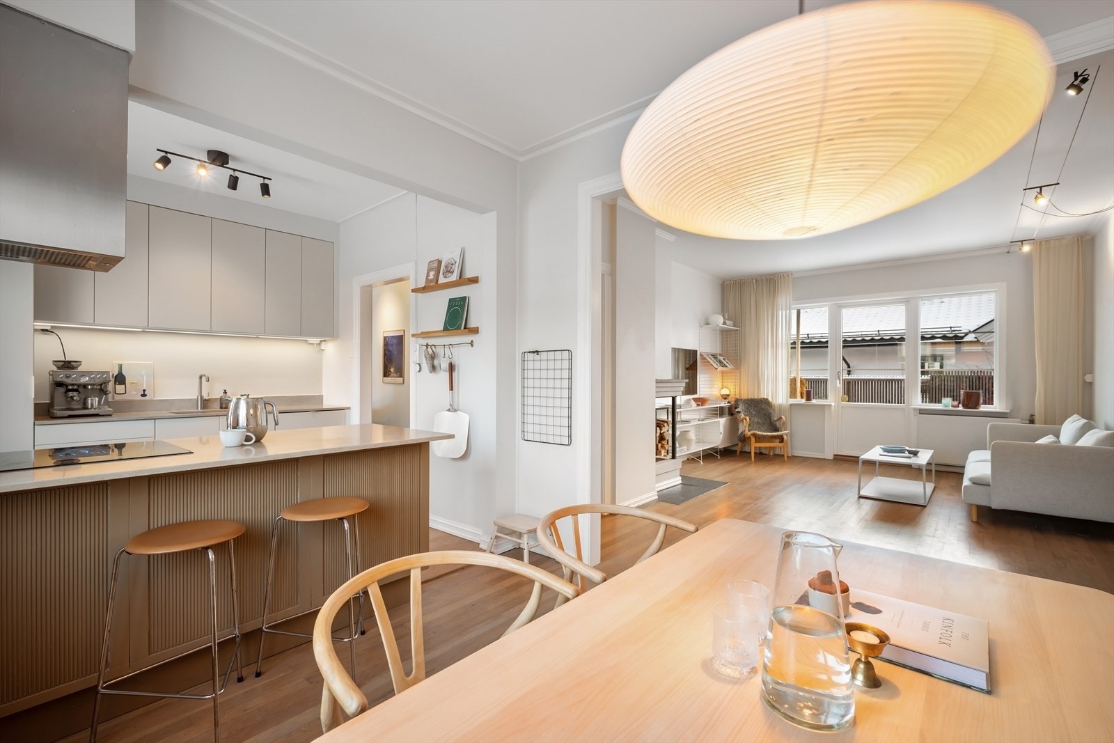 Velkommen til Eddaveien 31D! Attraktiv leilighet i del av 4-manns bolig, med egen solrik hage i skjermede og barnevennlige omgivelser - Presentert av Vemund V. Thorkildsen. Bilder: Zovenfra Galleribilde