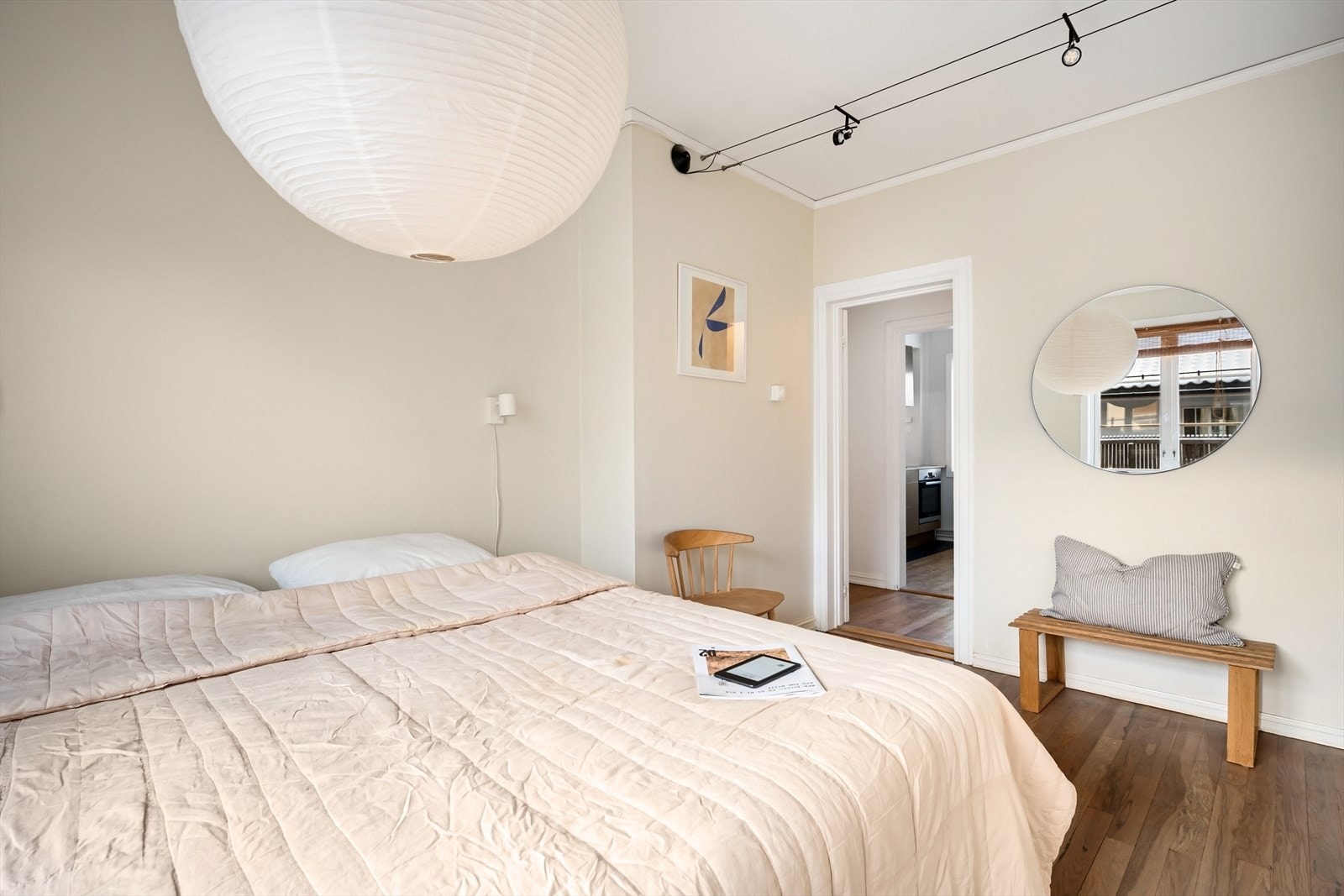 Hovedsoverommet har god plass til dobbeltseng og tilhørende soveromsmøblement. Her er det også etablert et romslig garderobeskap for god oppbevaring. Galleribilde