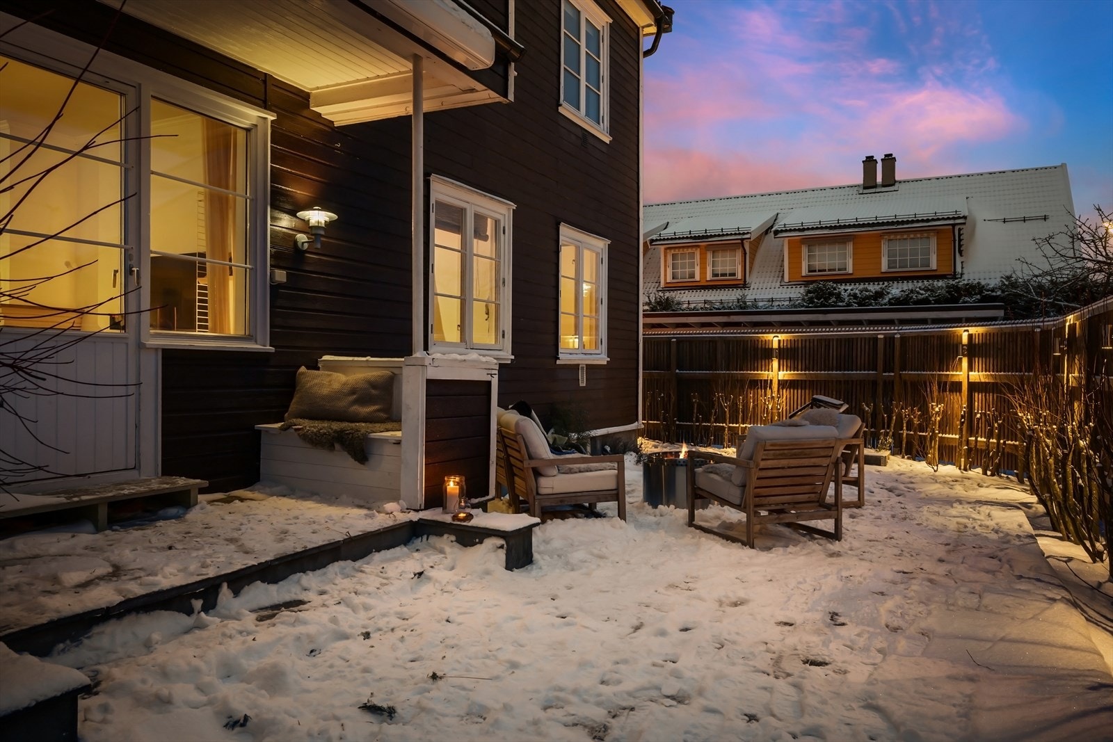 Privat og solrik hage med pent opparbeidet markterrasse, beplantning og gode soner for både lek, avslapning og sosiale sammenkomster. Galleribilde