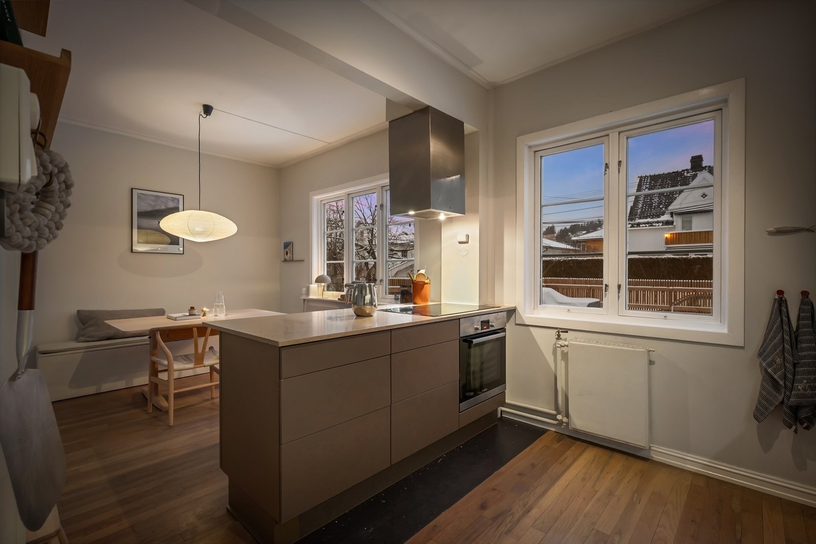 Kjøkkenet er solid og funksjonelt, med nydelige benkeplater, kjøkkeninnredning med høyglansfronter og kjøkkenøy som gir ekstra arbeidsflate og oppbevaring. Galleribilde