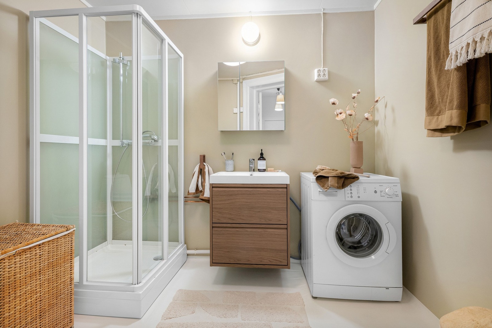 Overflater består av våtromsvinyl på gulv og malte vegger. Galleribilde