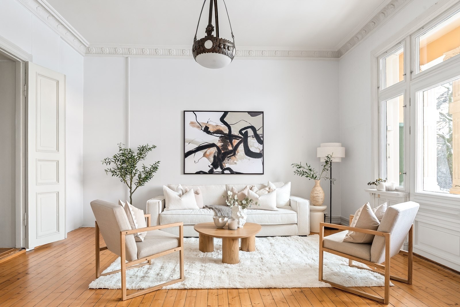 Romslig stue med utgang til balkong Galleribilde