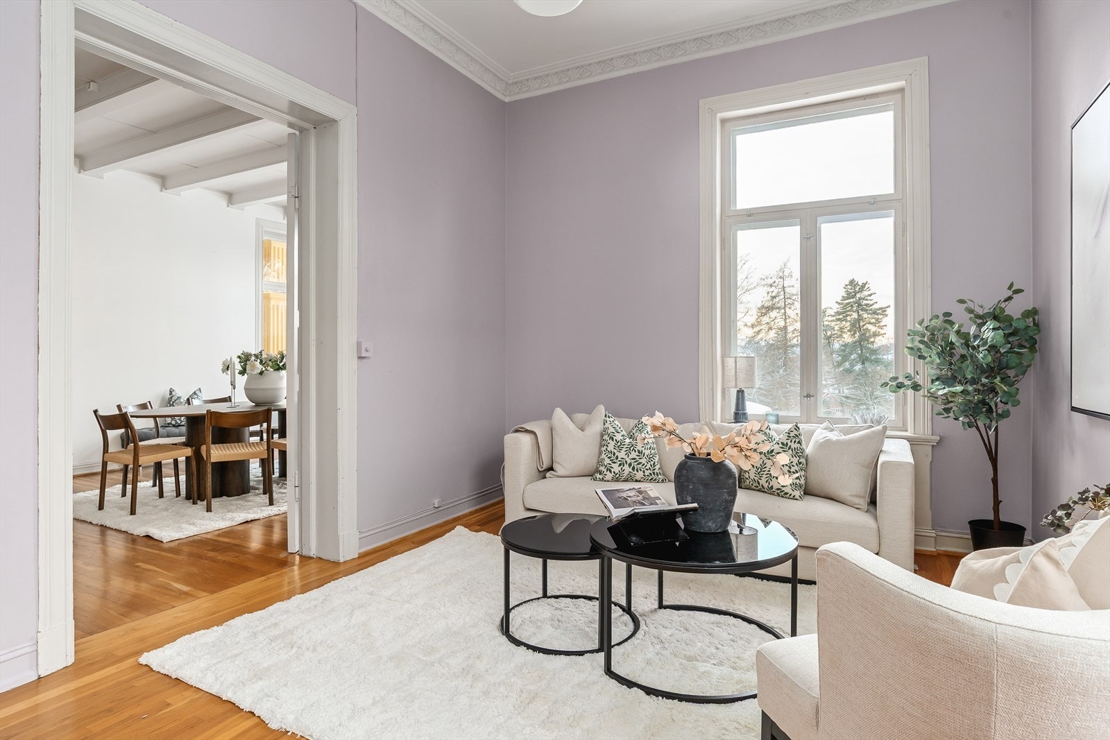 Stue nr. tre, en flott hjørnestue med lys fra to sider Galleribilde