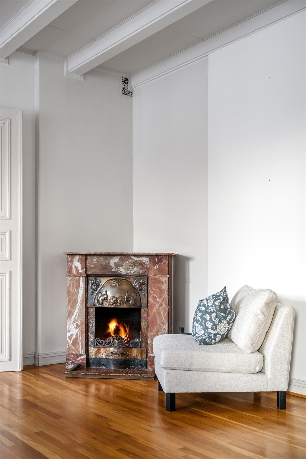 Hyggelig peis i spisestuen skaper en lun og stemningsfull atmosfære Galleribilde