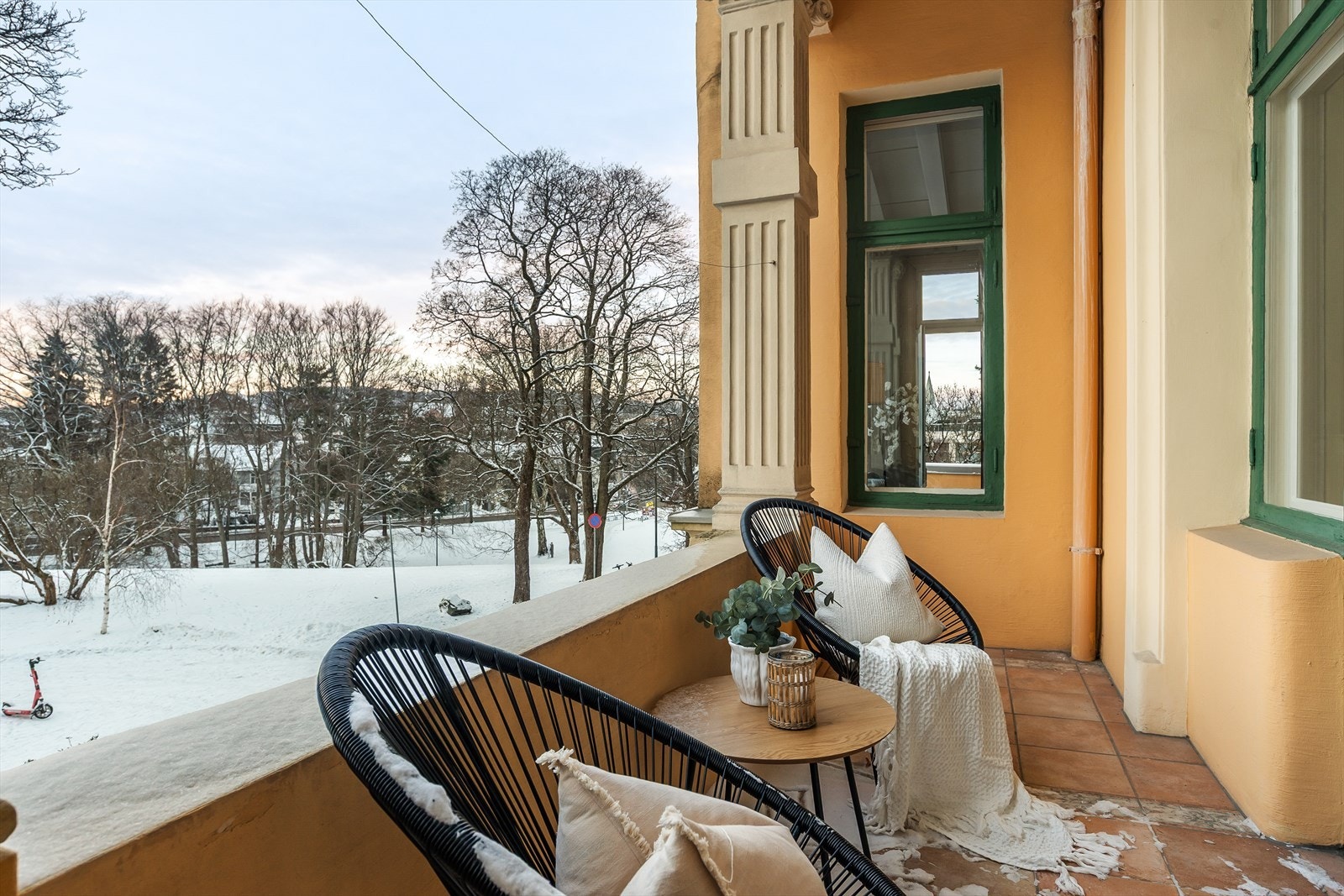 Vestvendt balkong med god plass til det man måtte ønske av utemøbler Galleribilde