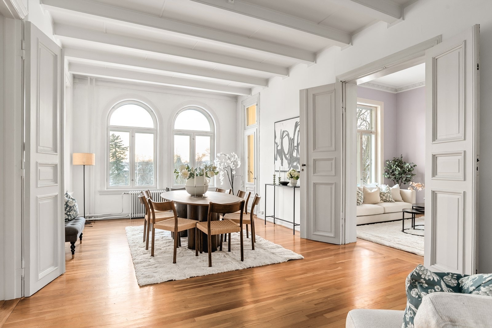 Vakre detaljer som buede vinduer, stukkatur, rosett og doble fløydører skaper en helt spesiell atmosfære Galleribilde