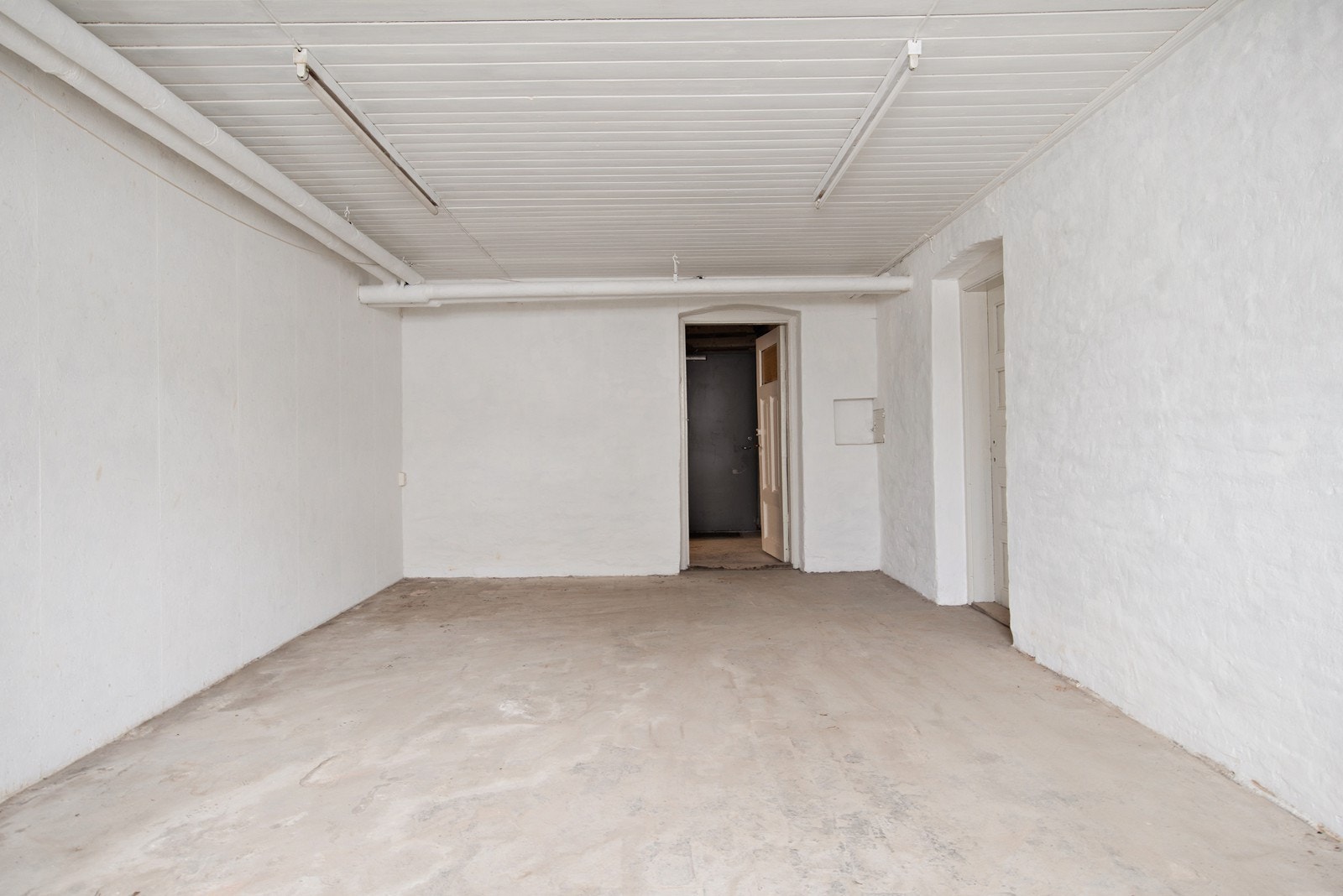 I tillegg til denne store boden disponeres også leiligheten en ekstra kjellerbod samt en bod i baktrapp med vann og utslagsvask Galleribilde