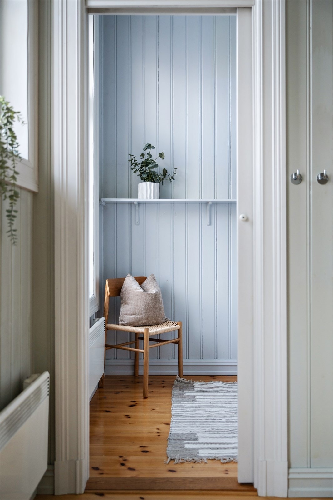 Fra kjøkkenet kommer man til et lite rom som i dag er møblert som soverom Galleribilde