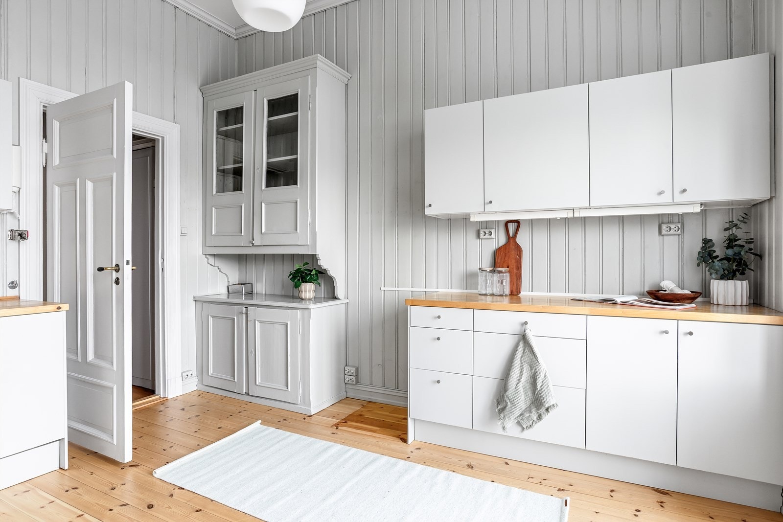 Det antas mulig å flytte kjøkkenet til en av stuene hvis man vil bruke dette rommet som soverom Galleribilde