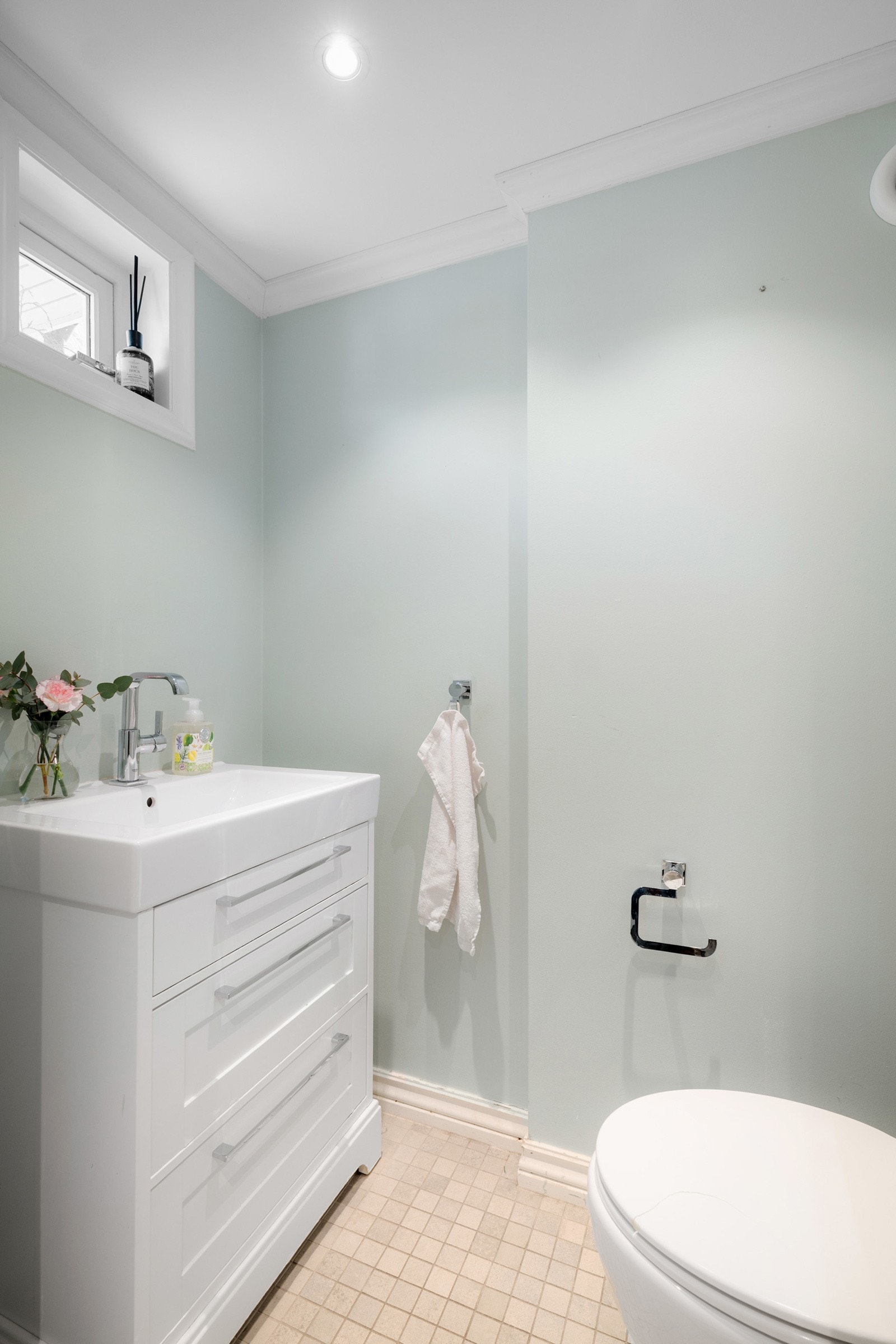 Boligen har et praktisk toalettrom i første etasje, utstyrt med servantinnredning og toalett. Galleribilde