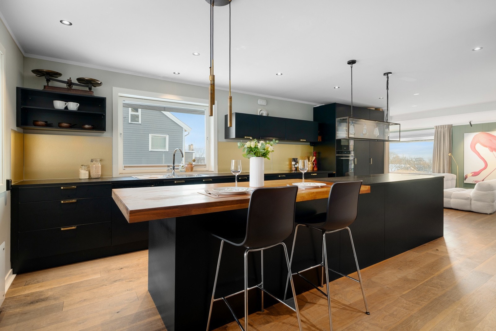 Kjøkkenet er utstyrt med integrerte hvitevarer bestående av stekeovn, platetopp, dampovn, oppvaskmaskin, kjøleskap og vinskap, som alle medfølger handelen. Det er montert komfyrvakt. Galleribilde