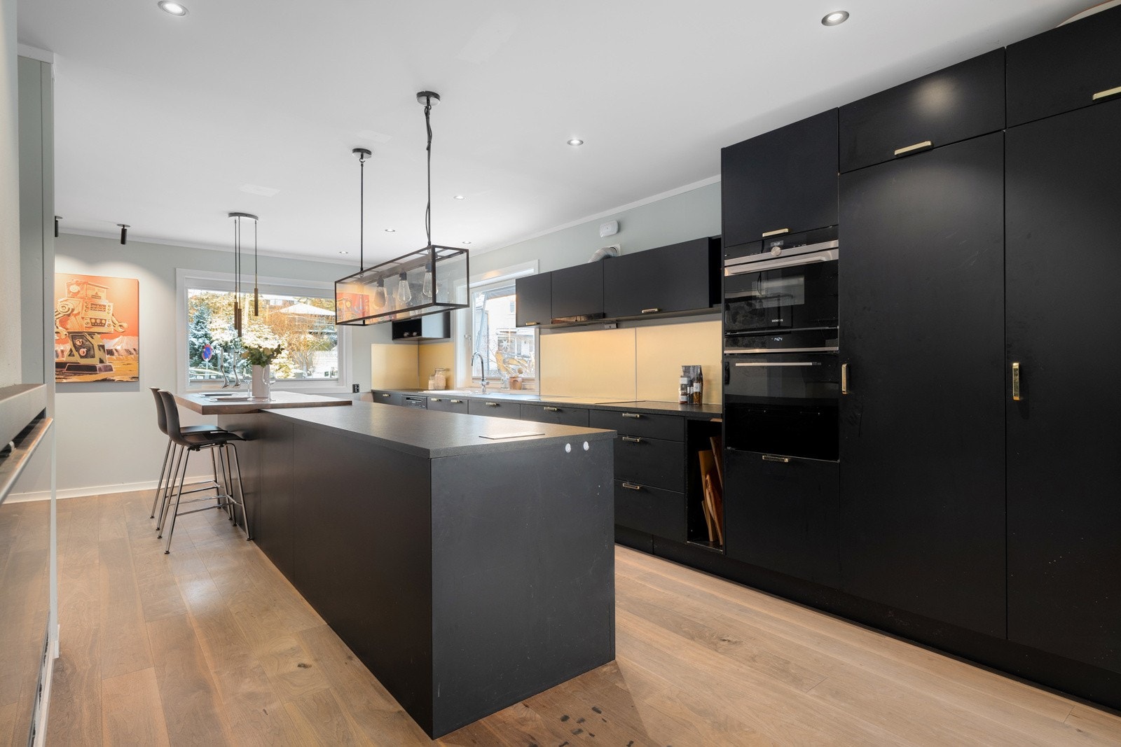 Det er rikelig med skap- og benkeplass som gir gode arbeidsforhold for både oppbevaring og matlaging. Galleribilde