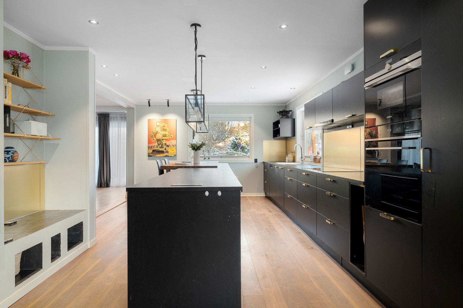 Kjøkkeninnredningen er fra 2016 og har glatte fronter, laminat benkeplate og nedfelt oppvaskkum. Galleribilde