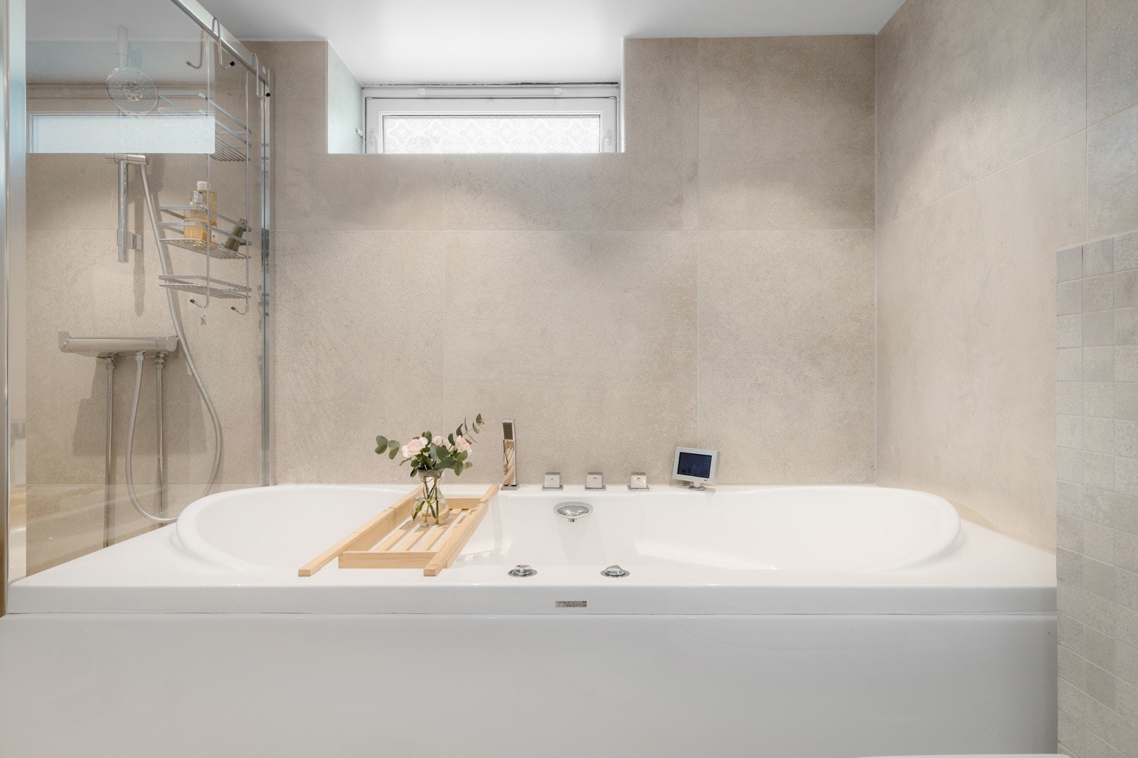 Baderommet har et flott boblebadekar. Galleribilde