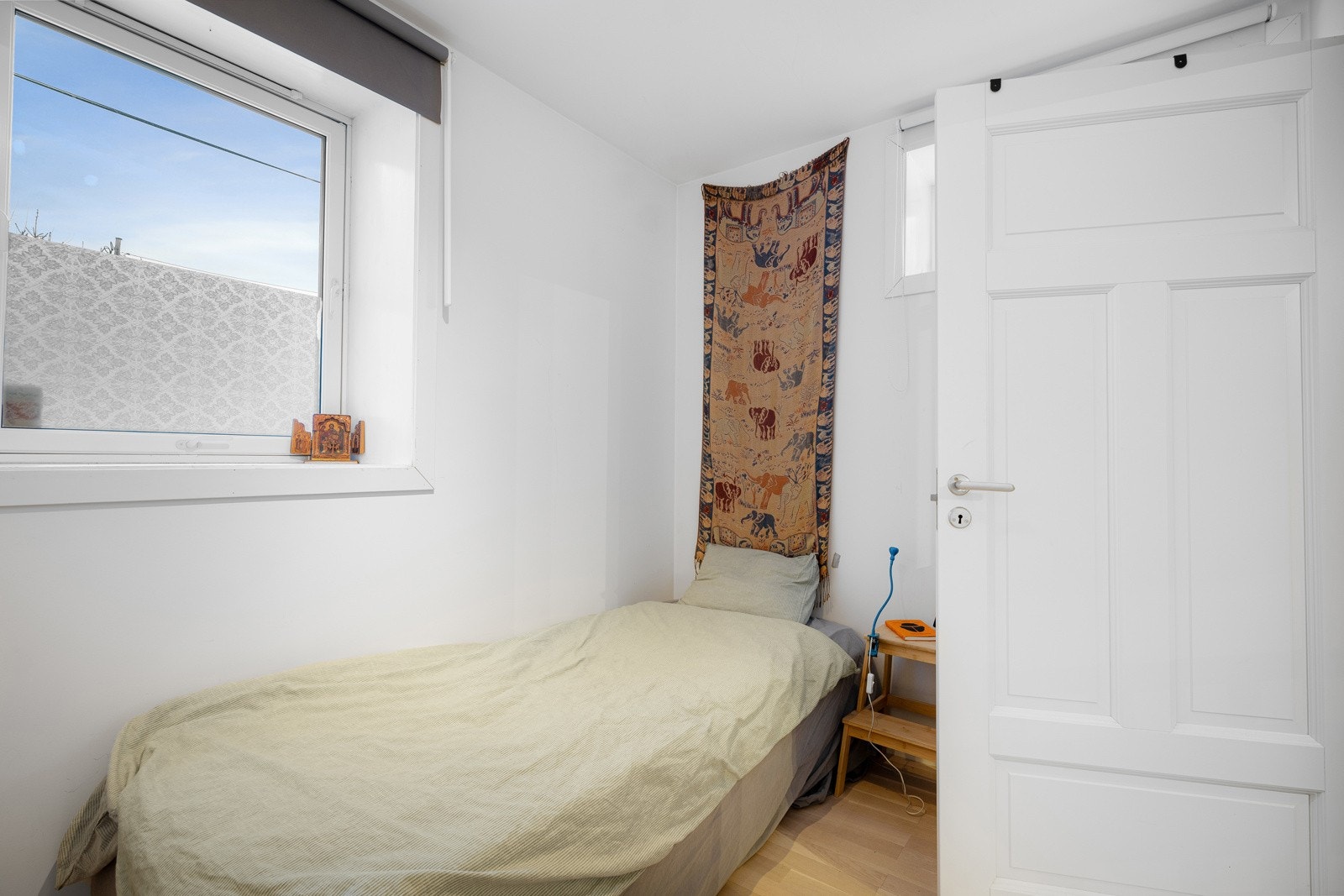 Soverommet har plass til seng, nattbord og garderobeløsning. Galleribilde