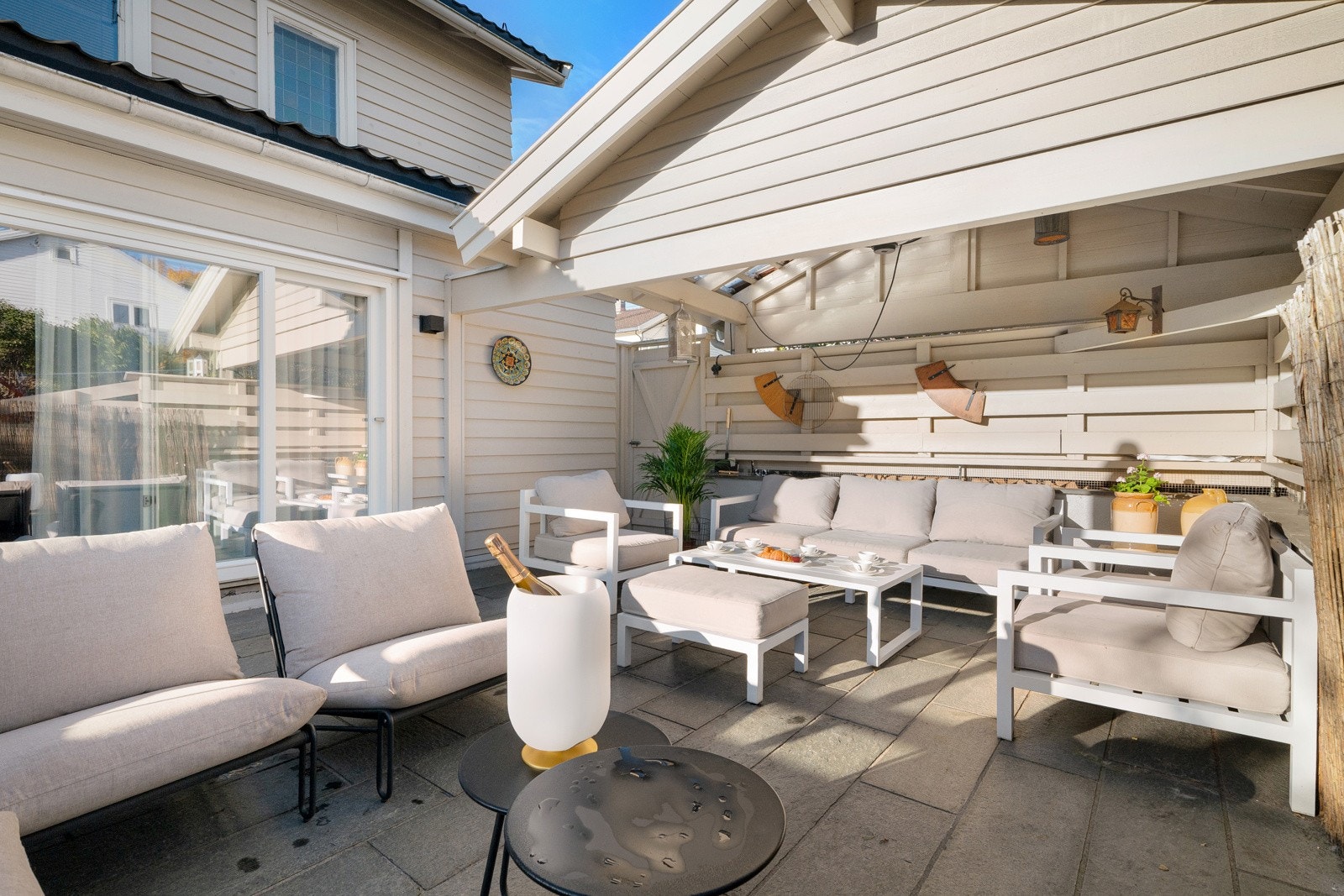 De innbydende uteplassene gir gode muligheter for flere sosiale soner, med rikelig plass til sittegrupper, utebenk, grill og blomsterkasser. Galleribilde