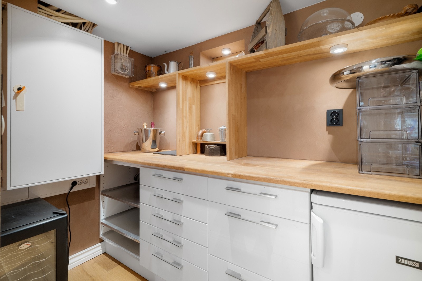 Spisskammers i underetasje. Galleribilde