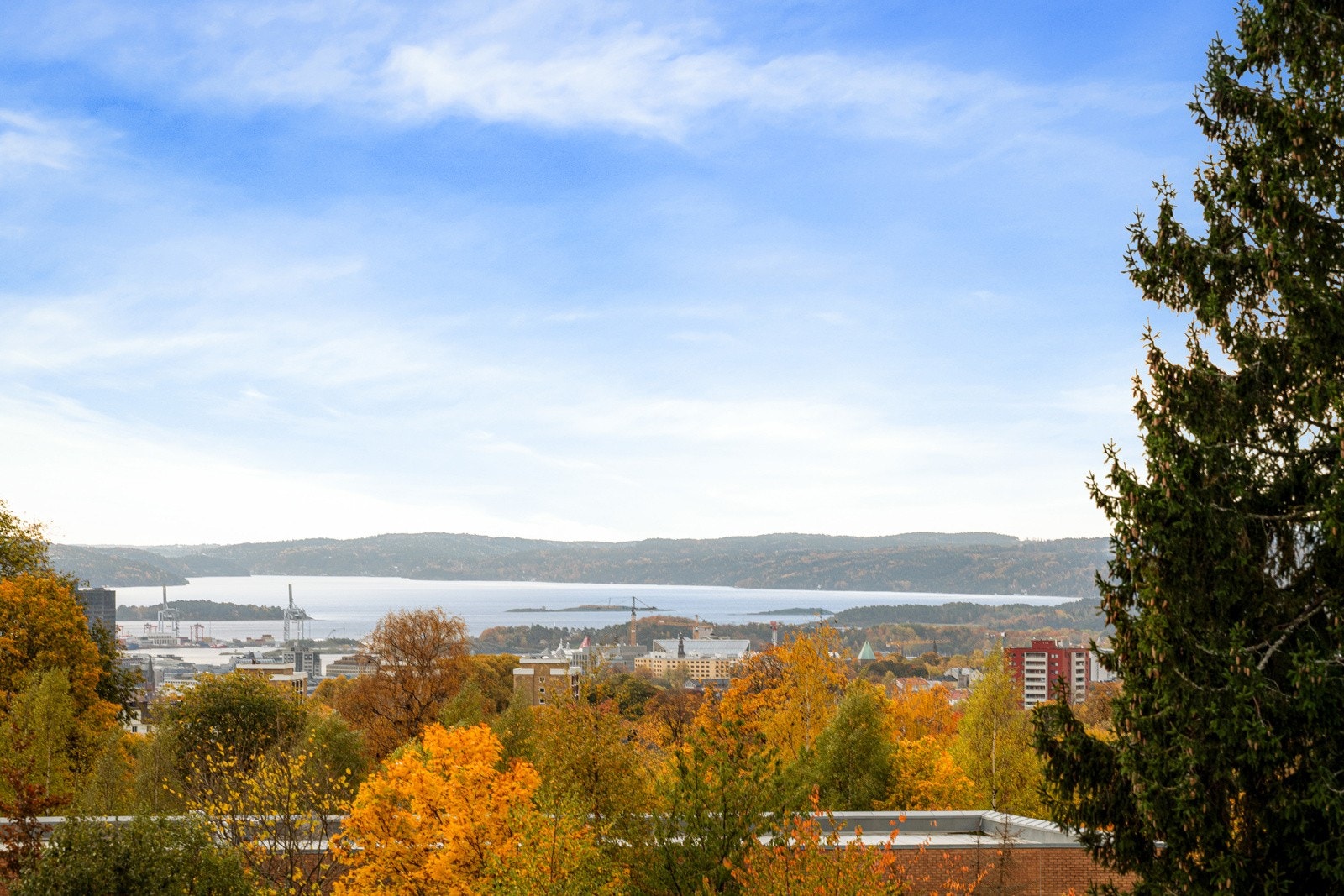 Rolig og ettertraktet område og med kort vei til skoler, barnehager og flotte turmuligheter. Galleribilde