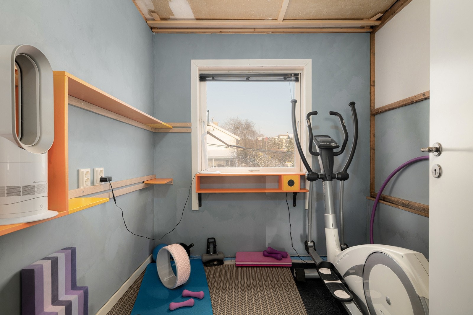 I tillegg er det i etasjen et innredet rom som i dag brukes som treningsrom, men som lett kan tilpasses andre behov. Galleribilde