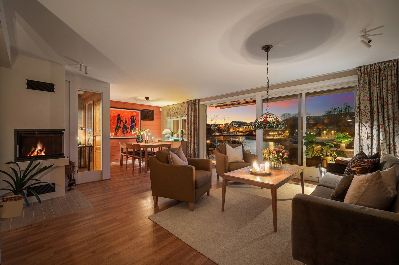 1.etasje består av en delikat stue med direkte utgang til herlig uteplass. Galleribilde