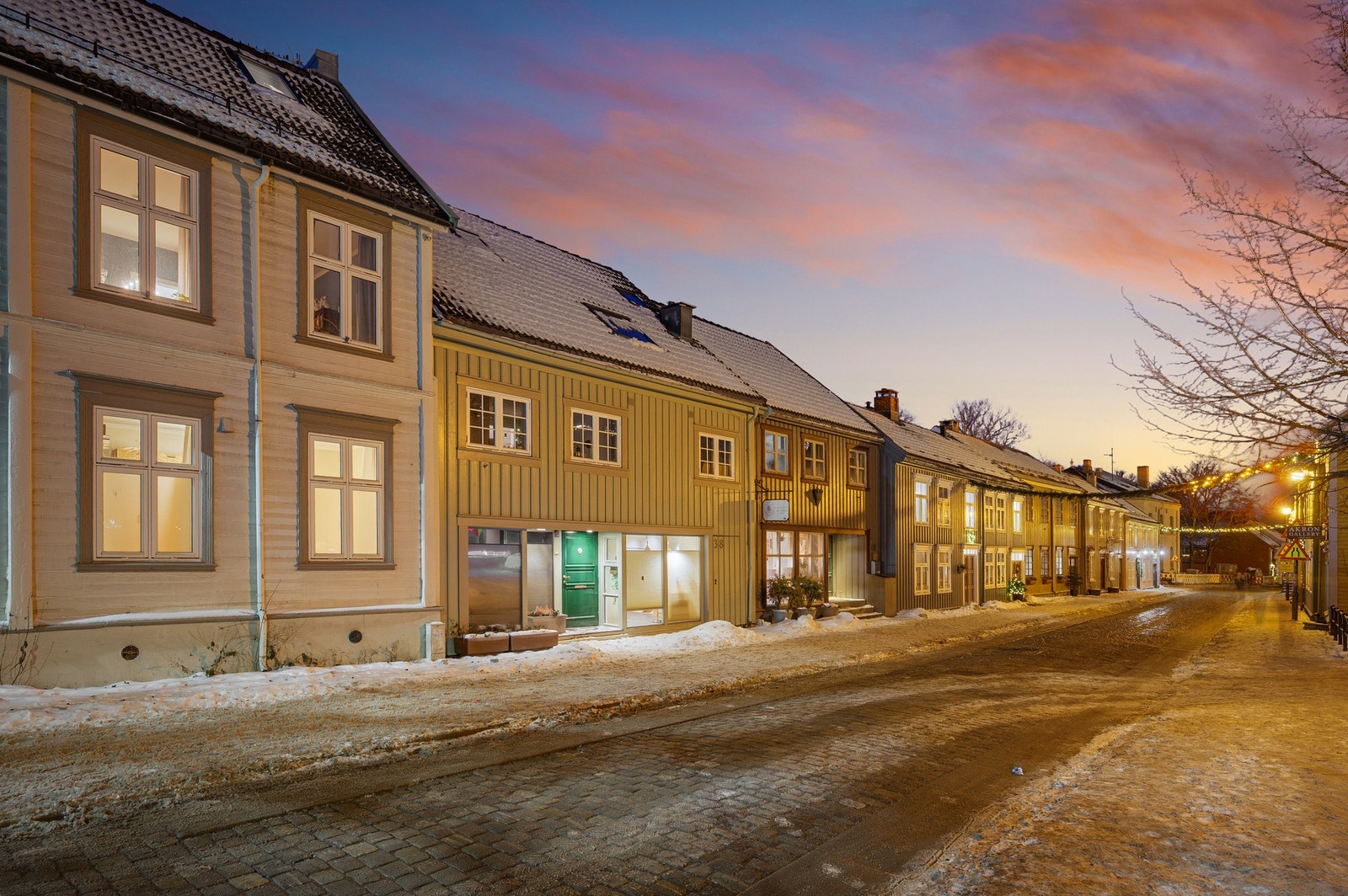 Eiendommen har et bruksareal på 156 kvadratmeter fordelt på to plan. Lite trafikk i området. Galleribilde