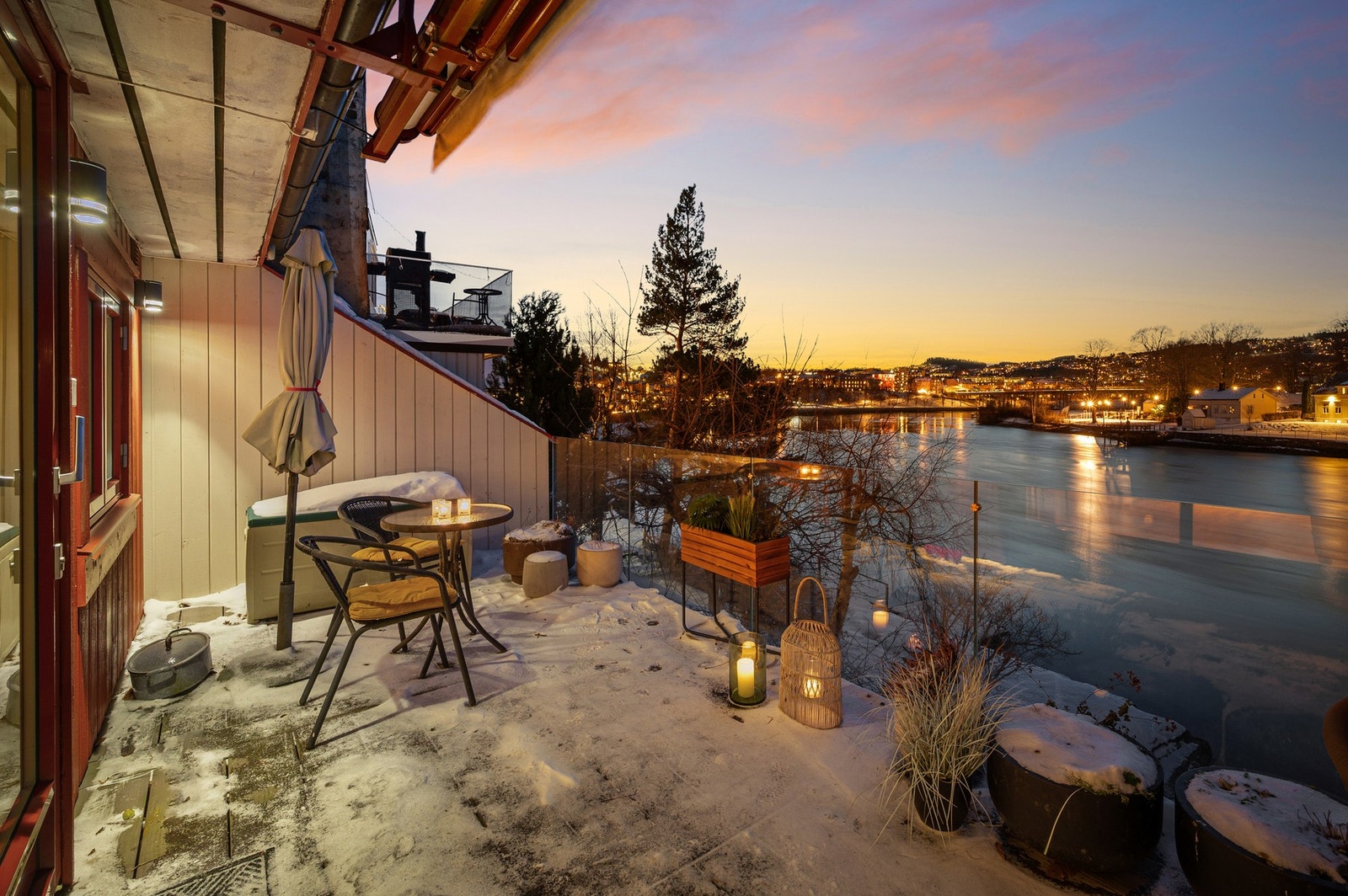 Balkong med god plass til hyggelig sittegruppe. Galleribilde