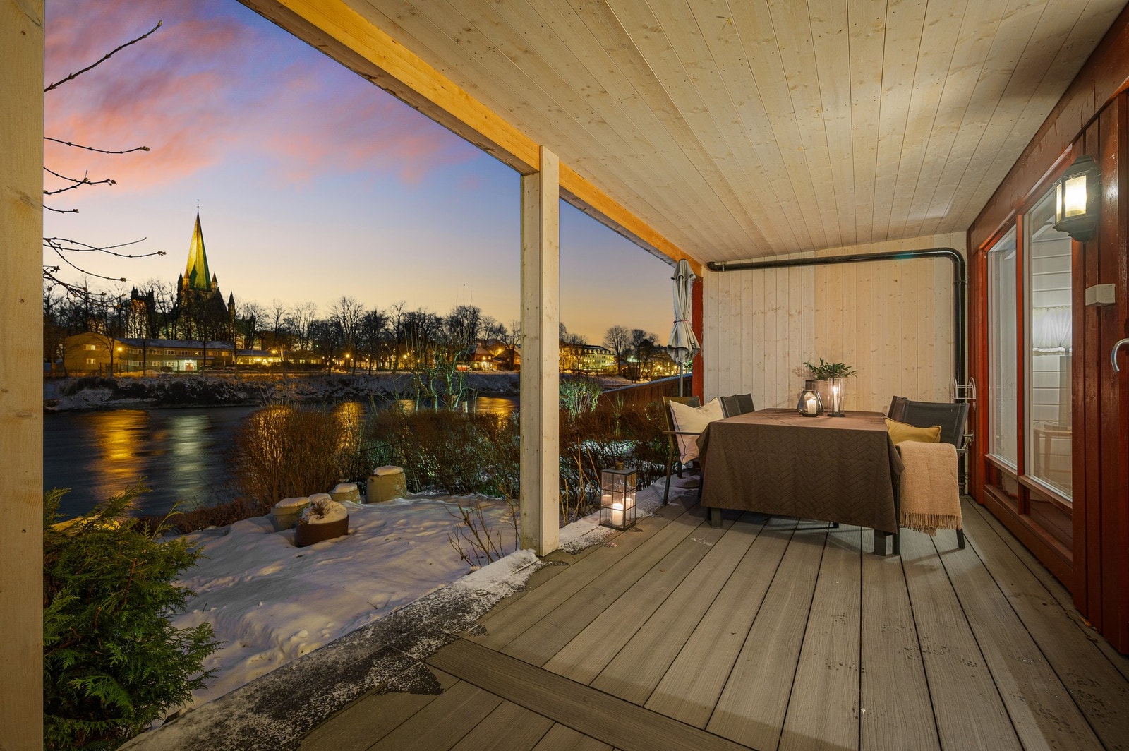 Flott terrasse med koselig hageområde. Galleribilde