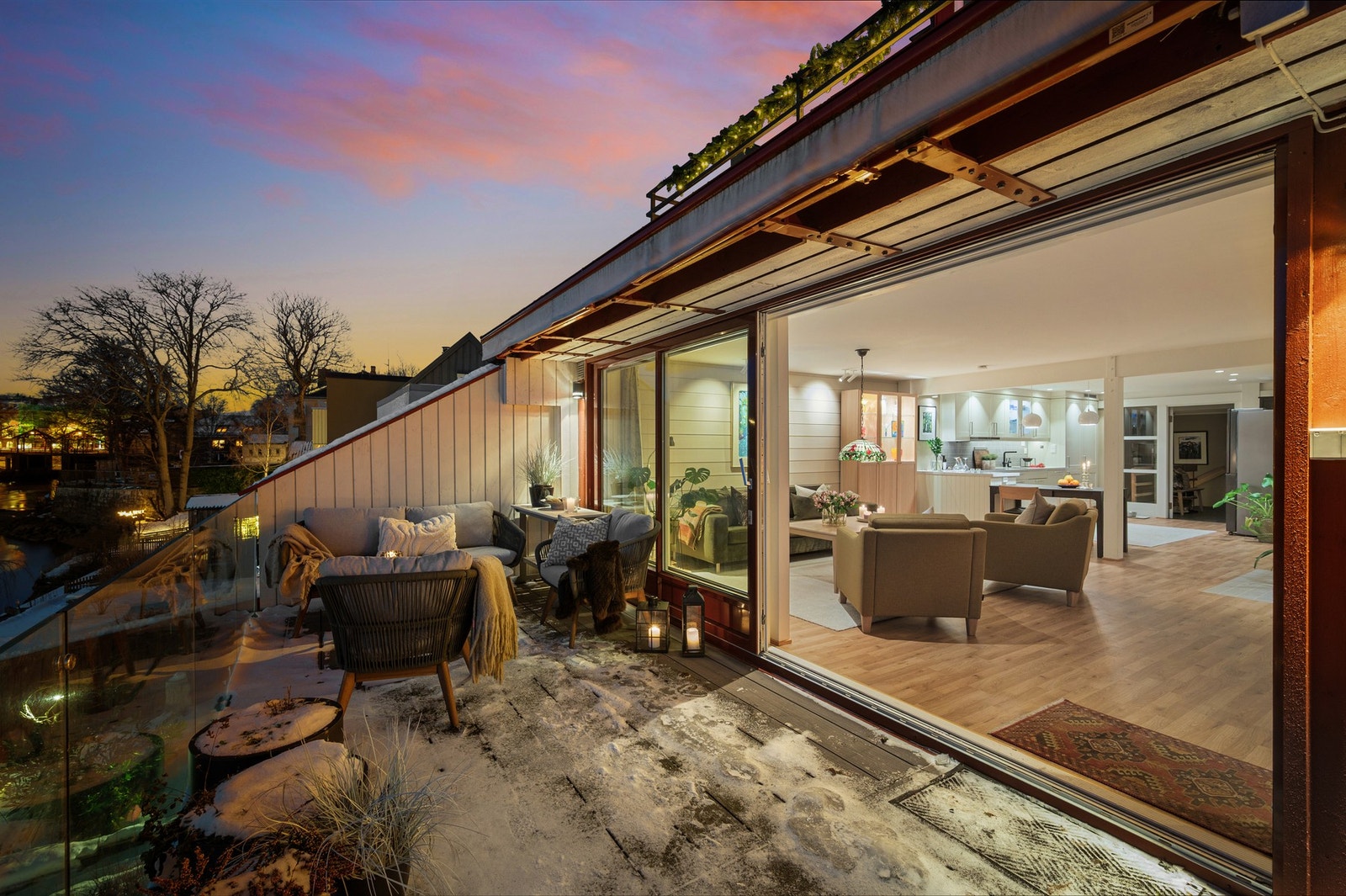 Fra stuen har man direkte utgang til en stor balkong på 19,4 kvadratmeter. Galleribilde