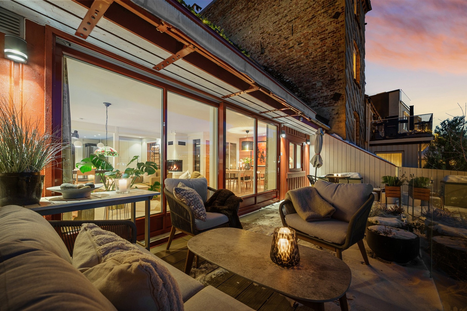 Her får du en særdeles lekker halvpart av tomannsbolig med fine uteplasser og majestetisk utsikt. Galleribilde