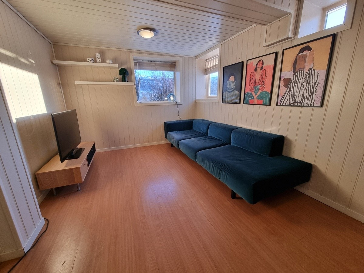 Lyst og romslig stue med kvalitets møbler Galleribilde