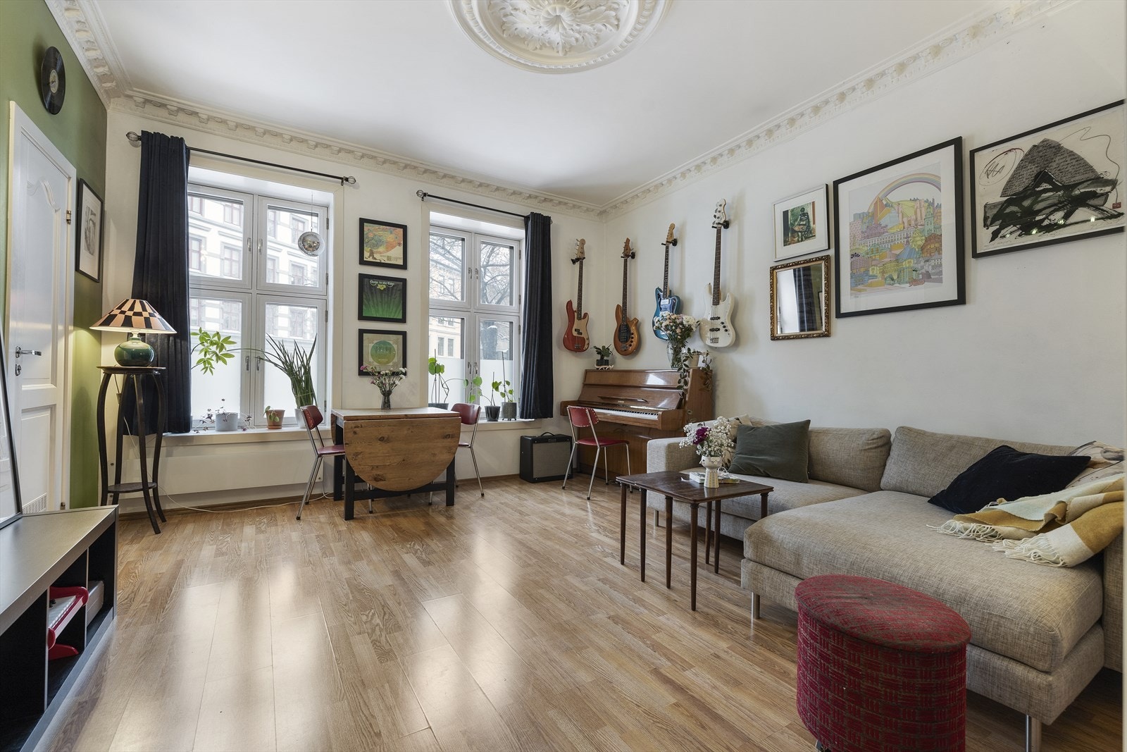 Leiligheten ligger i en høy første etasje, noe som gir lite innsyn og vi har en relativt åpen utsikt. Galleribilde