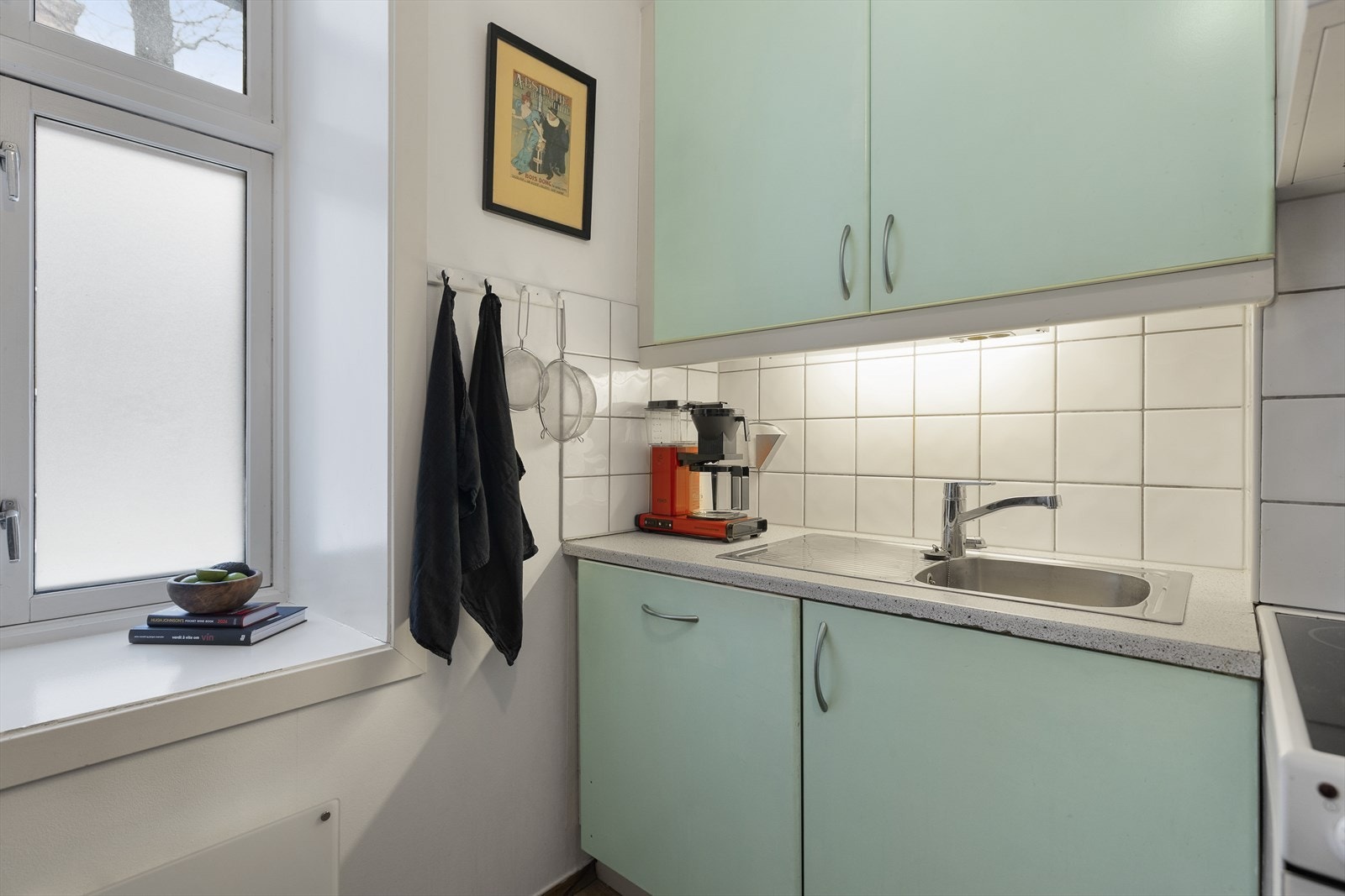 Ikeakjøkkenet fra 2006 har innredning med glatte fronter. Benkeplaten er av laminat. Galleribilde