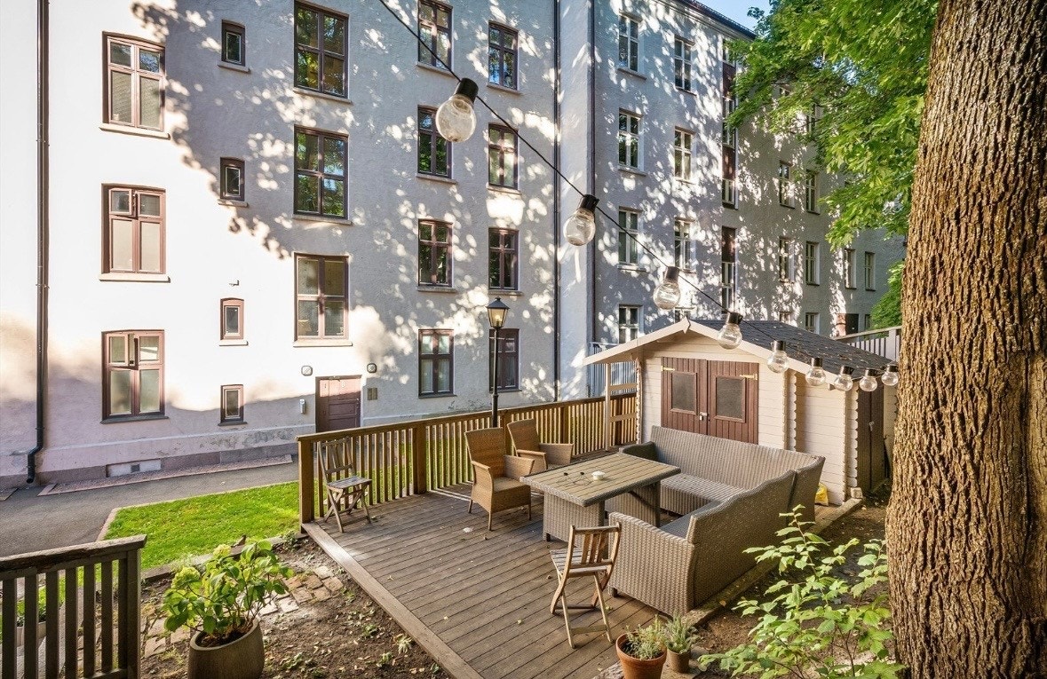 Bakgården er godt skjermet for støy og trafikk (bildet ble tatt sommer 2020). Det er siden blitt bygget balkonger i noen leiligheter Galleribilde