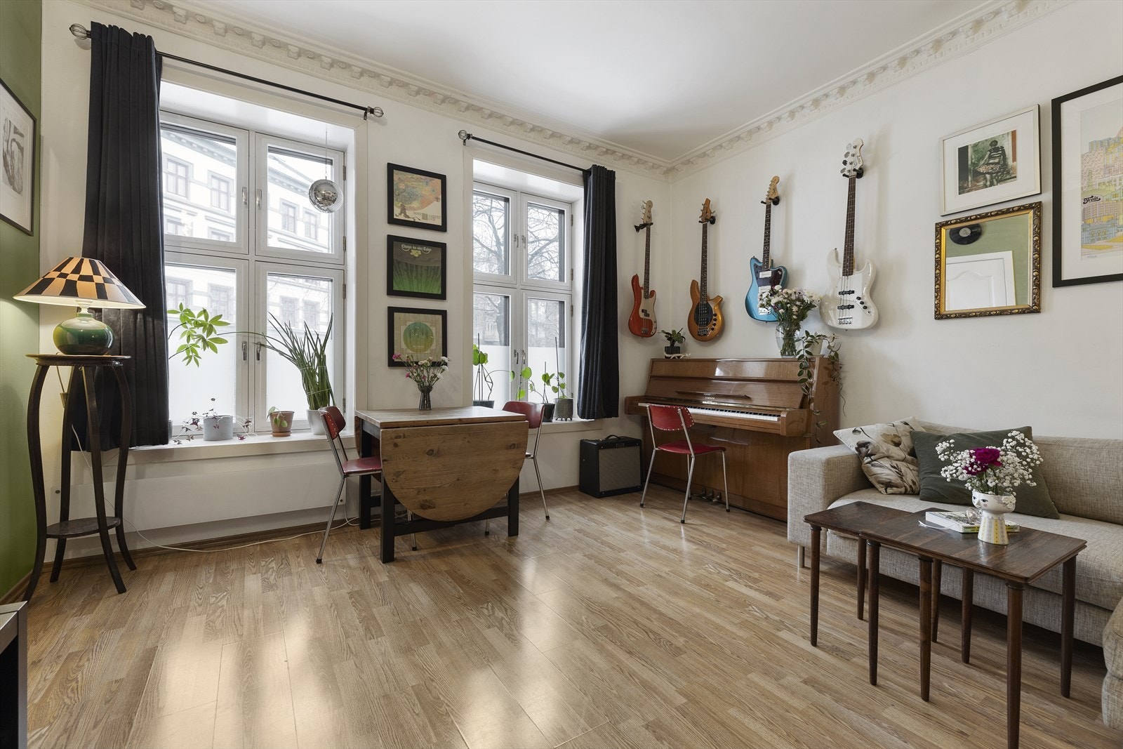 Stuen har god plass til sofagruppe og salongbord. Naturlig plass til tv og lydanlegg. Galleribilde