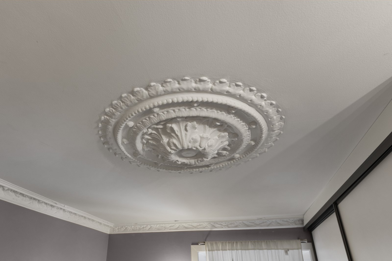 Stukkatur og rosett i tak. Galleribilde