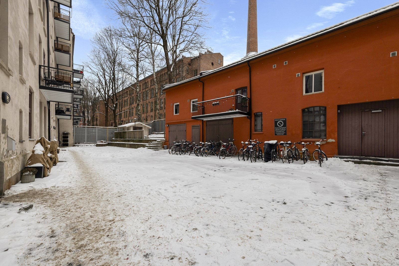 Sykkelstativer i bakgården. Fellesvaskeri i kjeller. Redskapsbod som kan benyttes av beboerne. Galleribilde