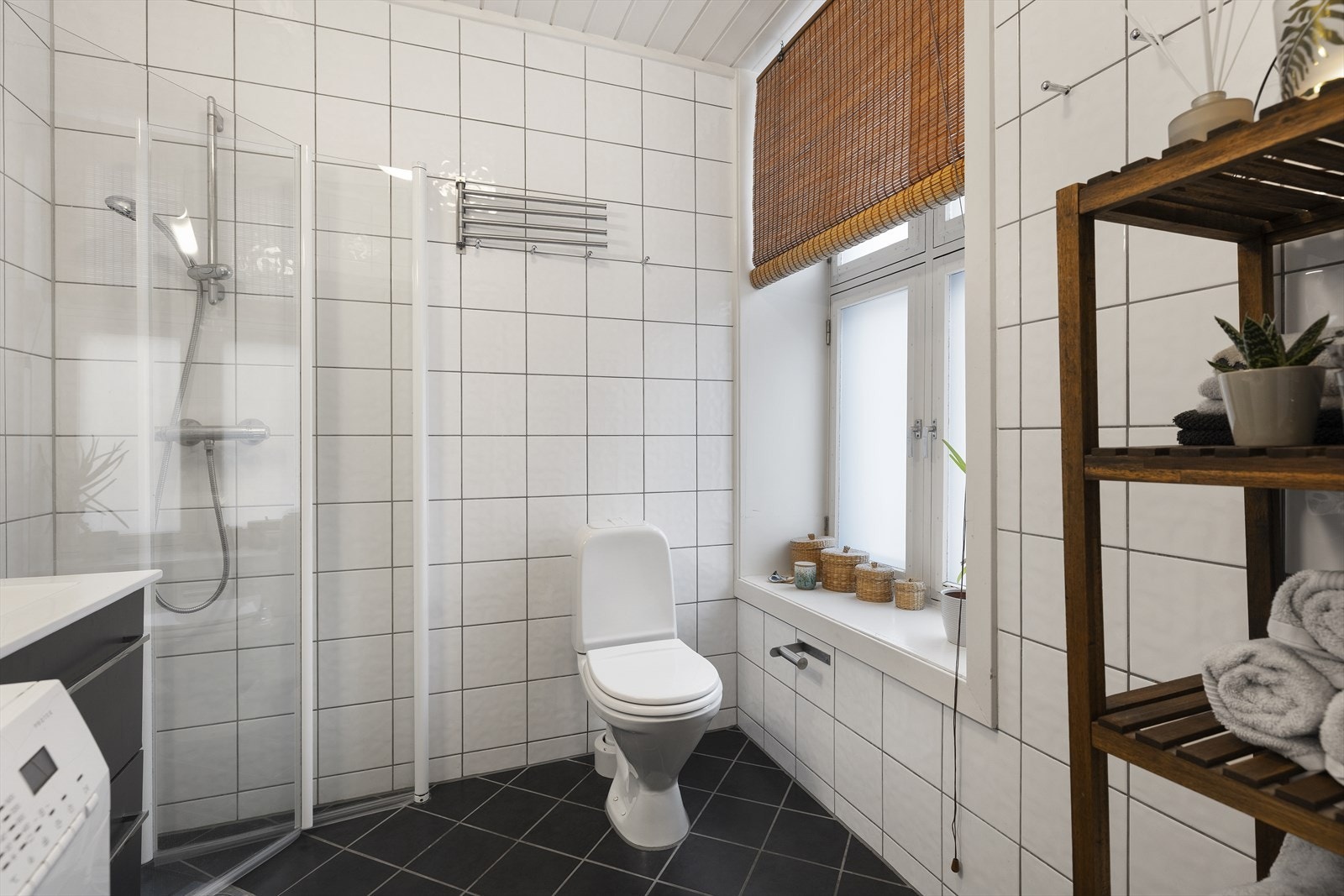 Nye subbelister under dusjdører i 2025. Galleribilde