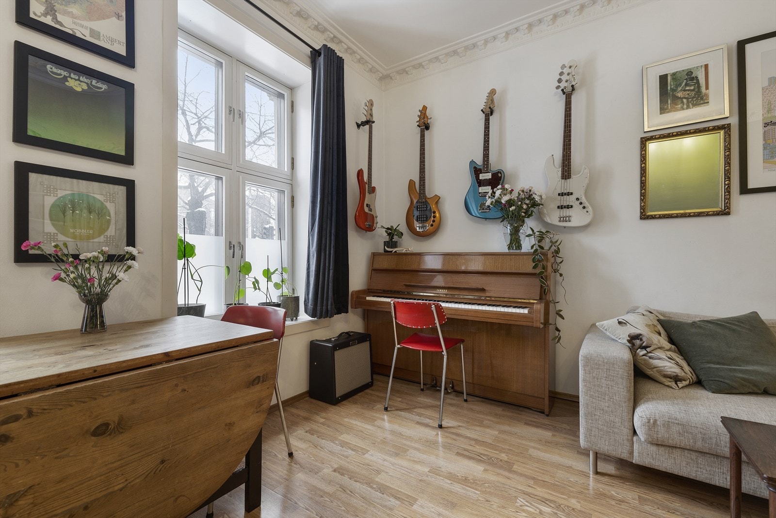 Spisebords gruppen finner sin naturlige plass i rommet, og man kan enkelt invitere venner og familie til middag. Galleribilde